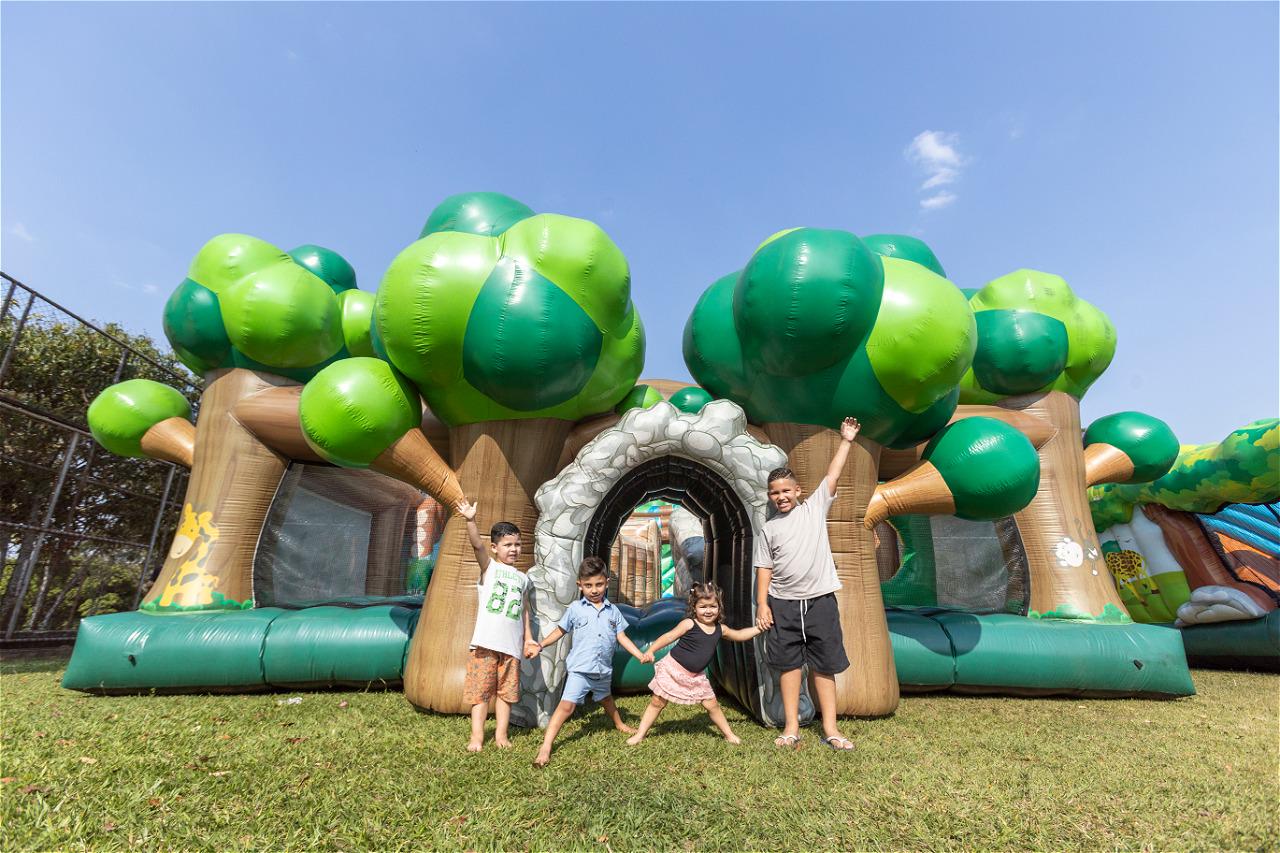 Festa de aniversário com brinquedo inflável