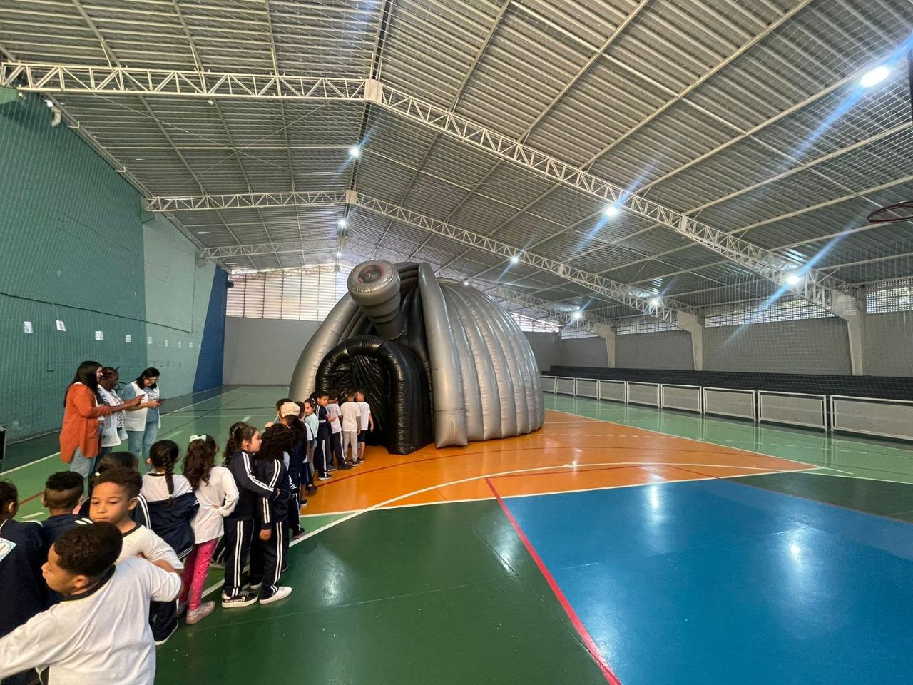 Ação institucional com brinquedo inflável em quadra